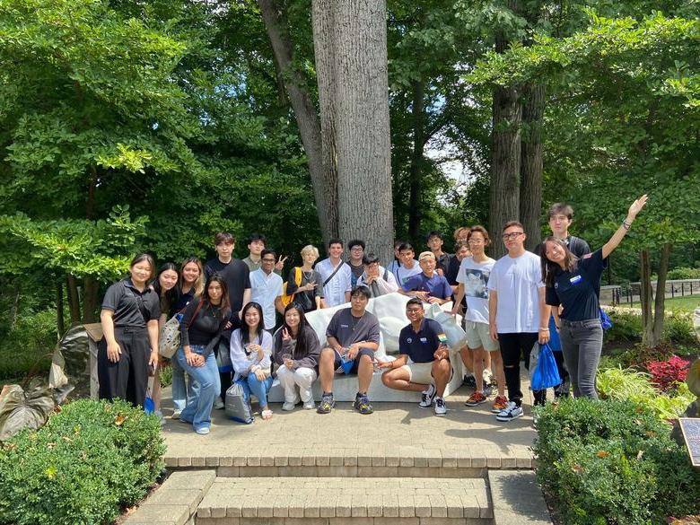 Group photo of students in front of lion shrine 